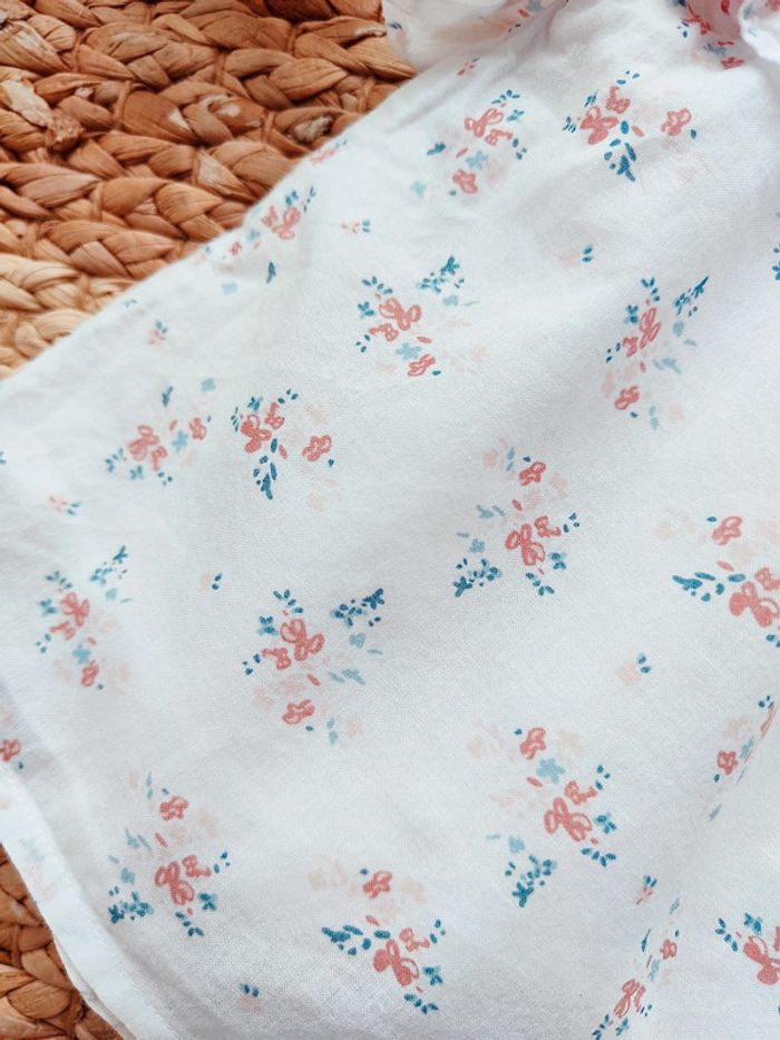 Jolie robe blanche évasée à petites fleurs 6 mois neuve - photo numéro 4