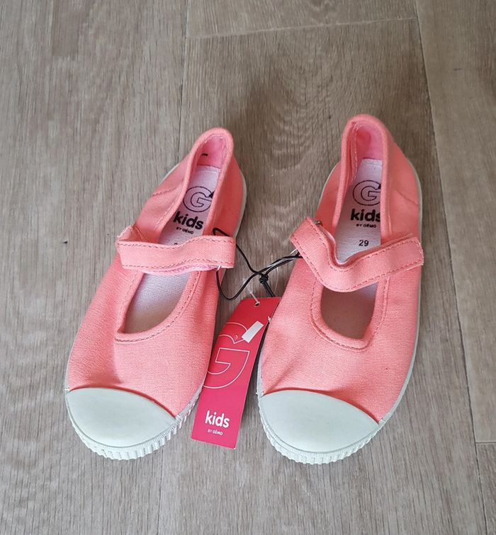 Chaussures en toile rose taille 29 neuves