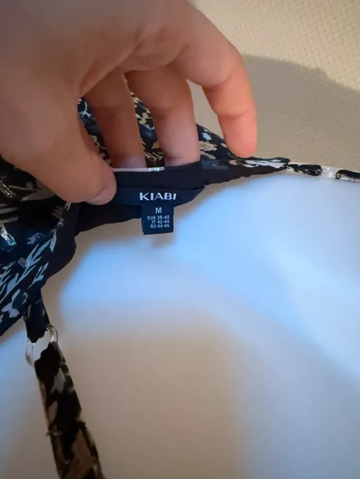 Débardeur noir à fleur en très bon état taille 38 Kiabi - photo numéro 6