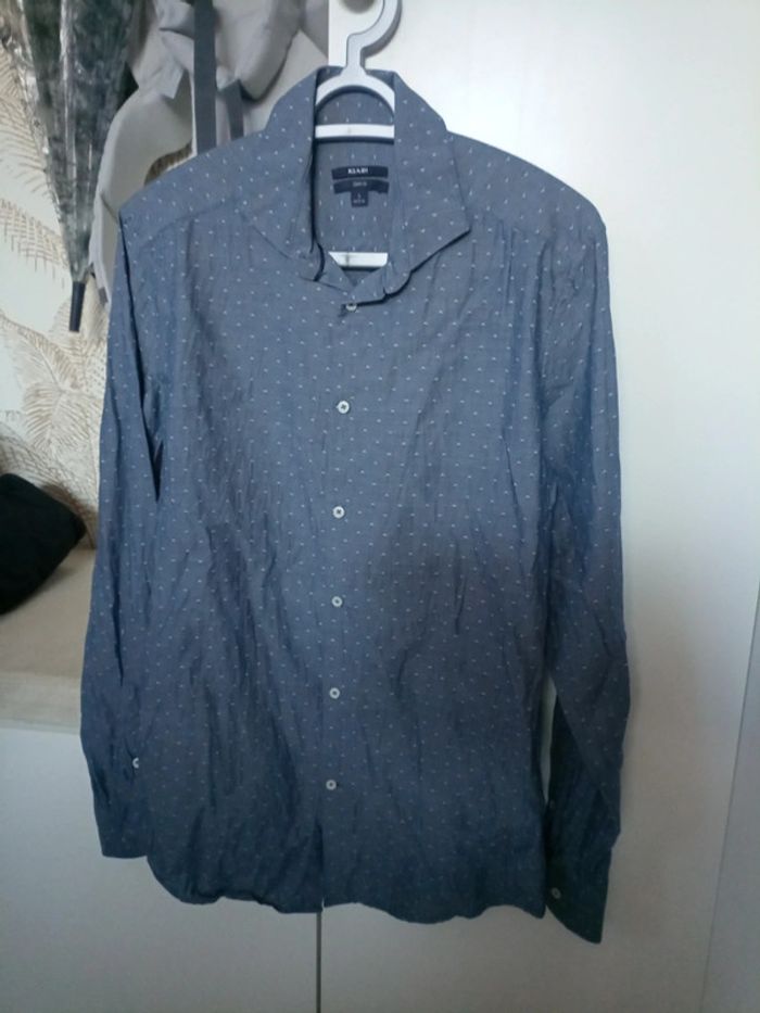 Chemise bleu et motifs