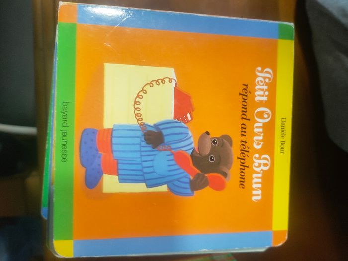 Petit ours brun repond au téléphone