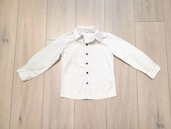 Chemise blanche  avec motif triangle. Garçon 4 ans