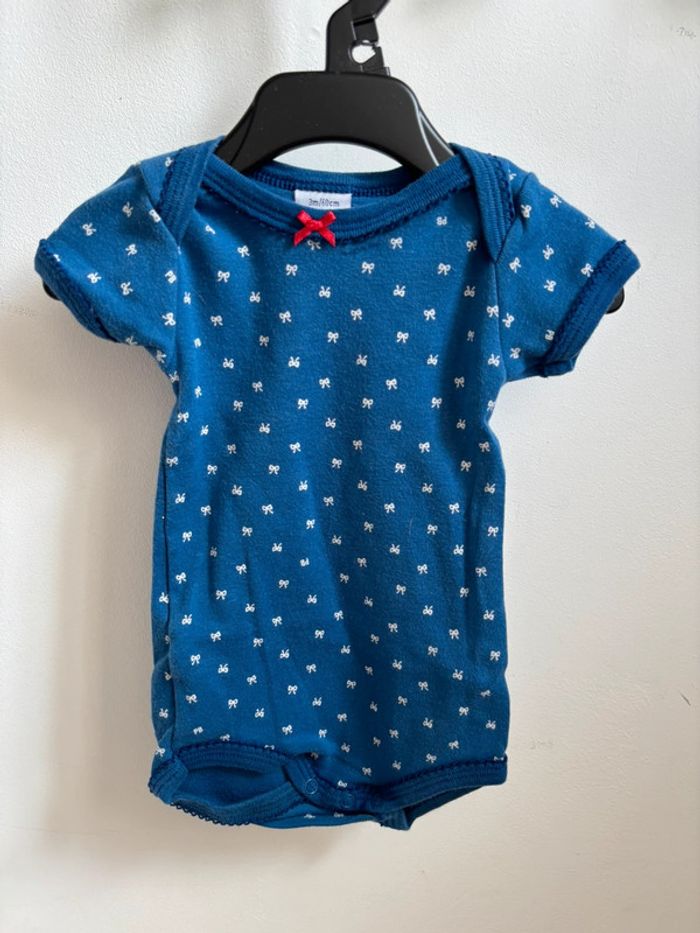 Lot 2 bodies manches courtes noeuds Petit Bateau 3 mois - photo numéro 9