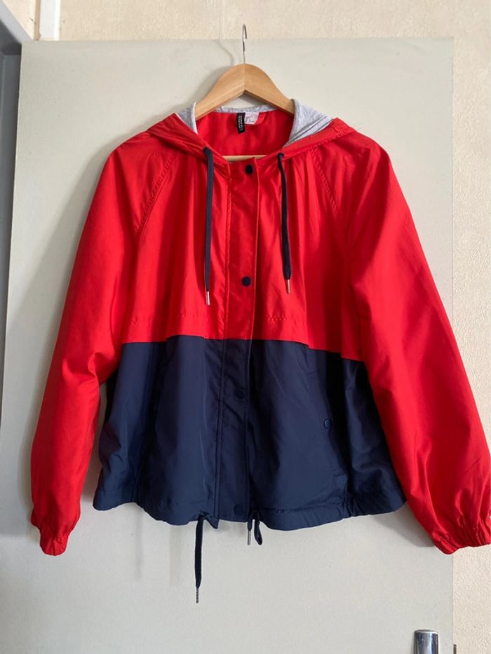 Imperméable rouge et bleu