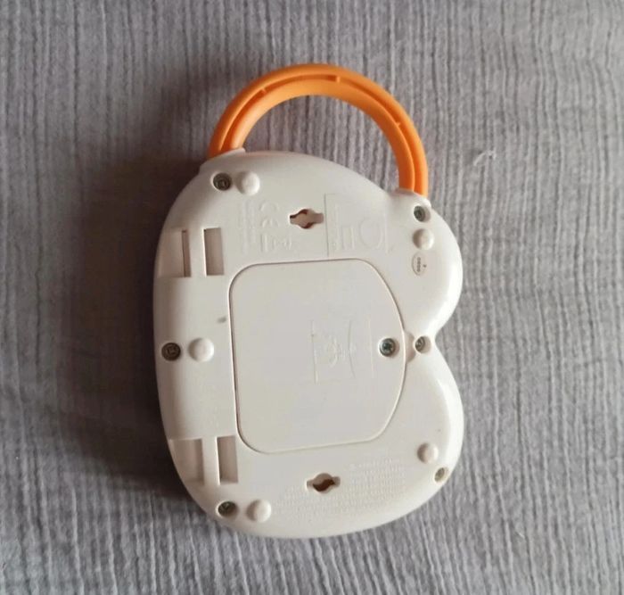 Un piano avec sons et lumières pour stimuler la motricité et l’ouïe de bébé tout en douceur - photo numéro 2