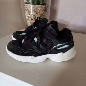 Baskets Adidas T. 33