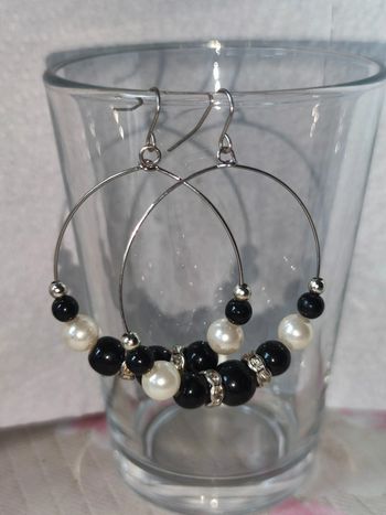 🌺 Boucles d'oreilles créoles perles noires et blanches