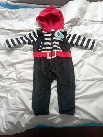 Surpijama à capuche noir/blanc/rouge pirate Mots d enfants 18 mois 15€ neuf