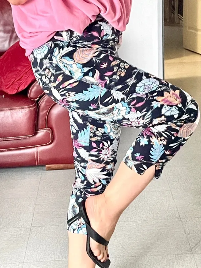Pantalon à motif floral .