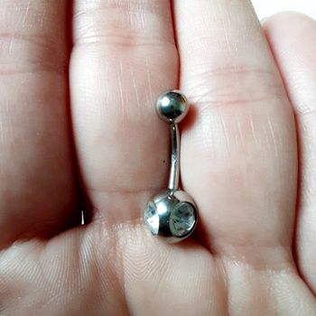 Piercing nombril argenté avec strass