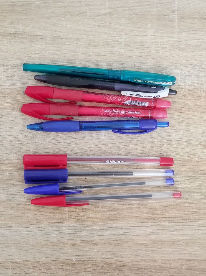 Lot 9 stylos bille noir bleu rouge vert / Bic & Pilot