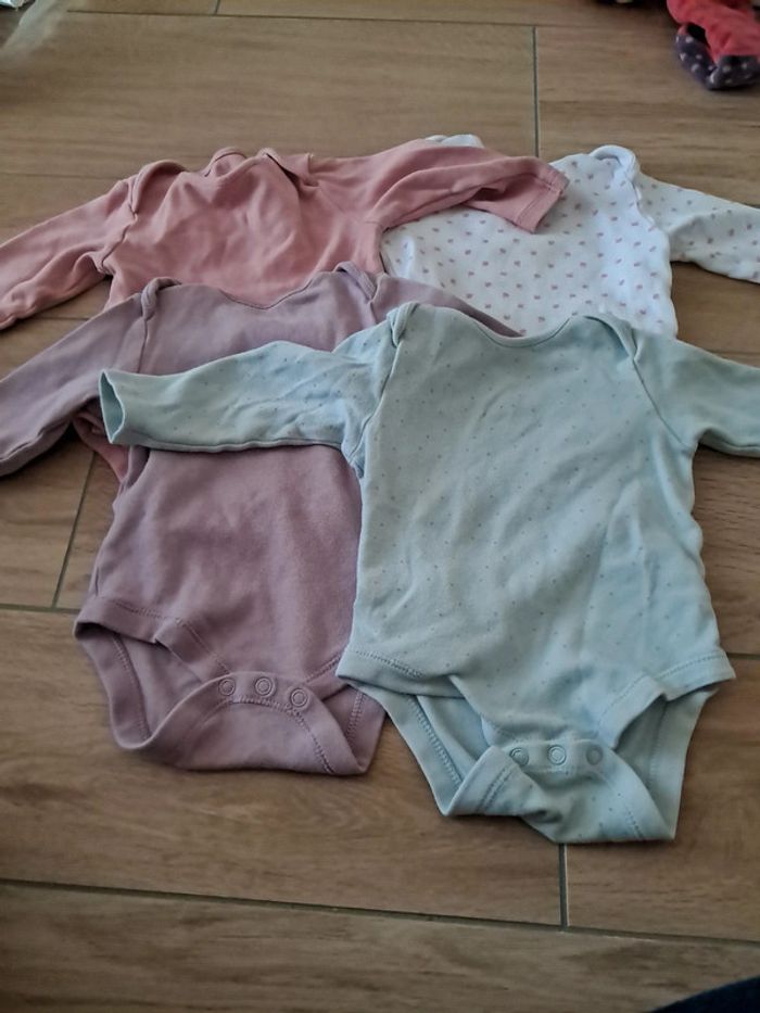Lot de 4 bodys primark 9/12 mois - photo numéro 4