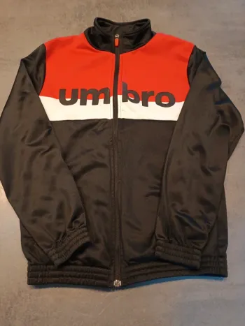 Vends veste de jogging Umbro taille 11-12 ans.