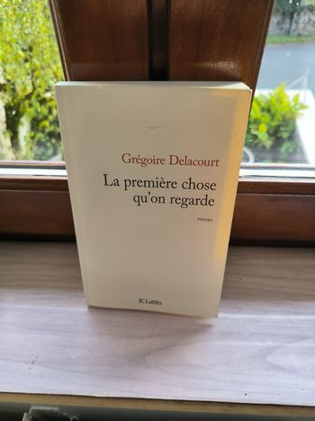 livre La Première Chose Qu'on Regarde - Delacourt Grégoire en tbe ref EC