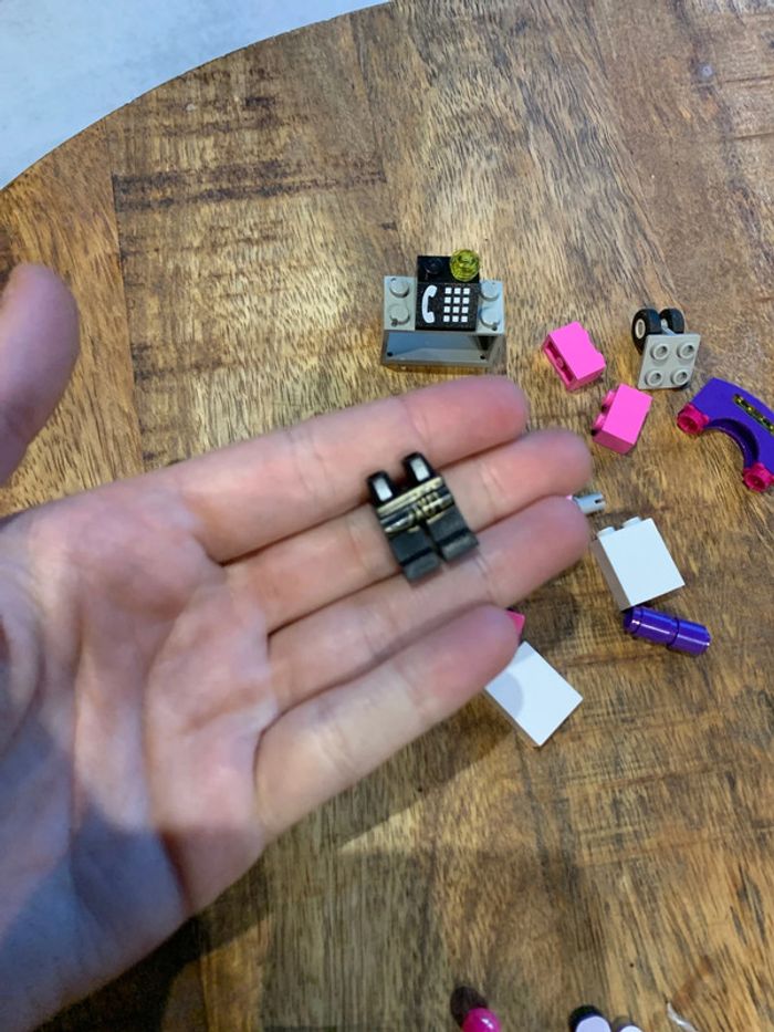Petit lot de lego dont jambe et téléphone roue - photo numéro 4