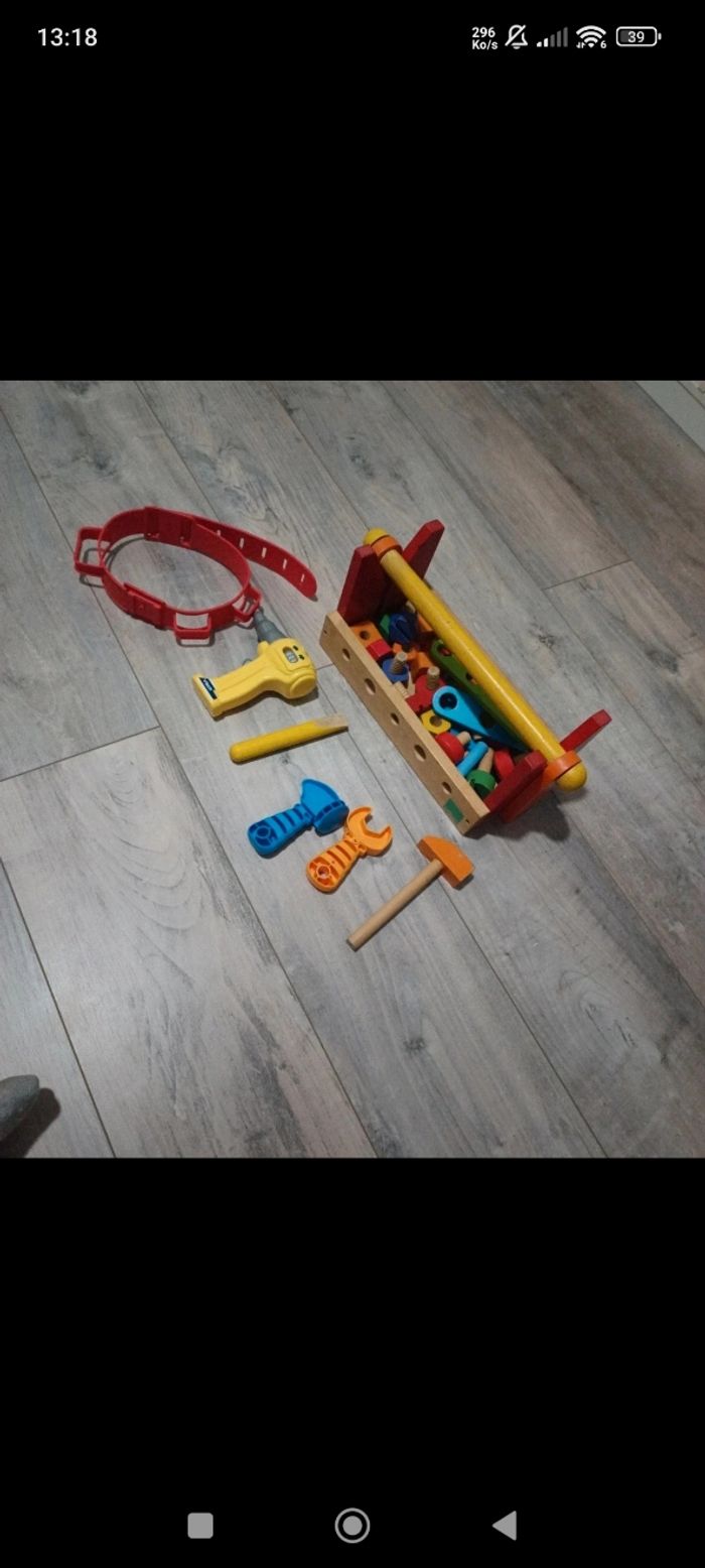 Caisse outil et outils bois, plastique