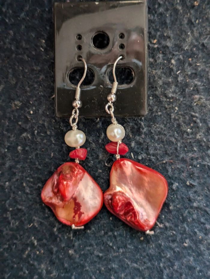 Boucles d'oreilles pendantes rouges
