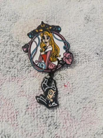 Pin's de princesse aurore dans la belle au bois dormant neuf