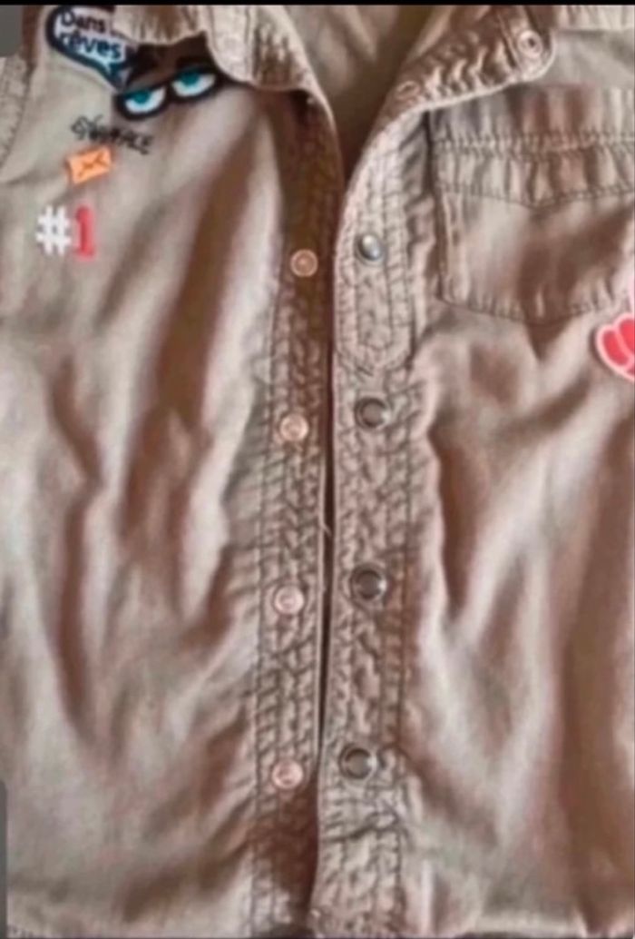 Chemise / Sur chemise TRÈS BON ÉTAT pour garçon taille 2 ans / 92 cms  couleur kaki - photo numéro 2