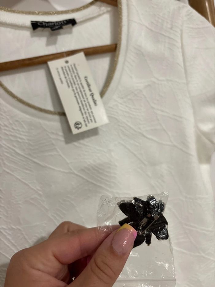 T shirt blanc avec broche abeille - photo numéro 3