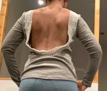 Pull gris dos nu sexy