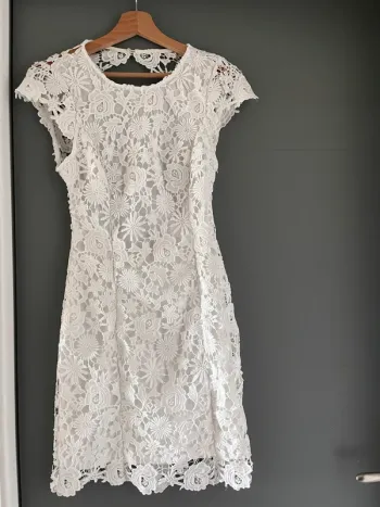 Robe blanche / dos nu dentelle / guipure Lulu’s TXS