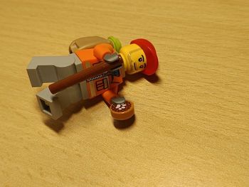 Lego randonneur (avec son bâton ; son sac à dos, sa gourde et son couteau)