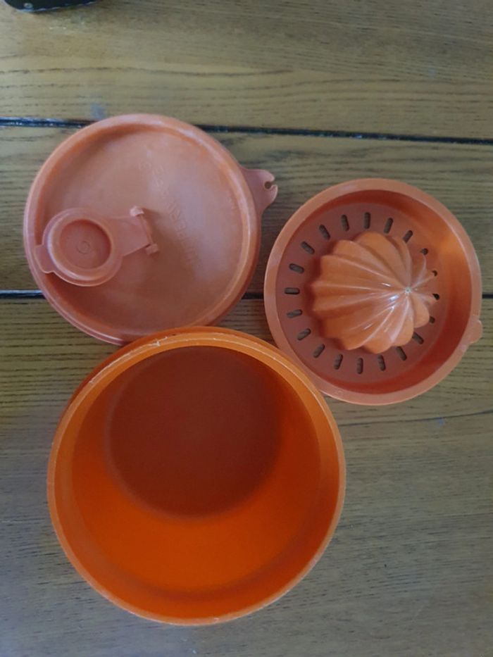 Boite couvercle et pressoir pour jus