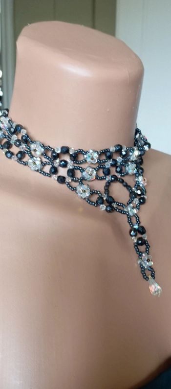 Superbe ras du cou de perles rocaille et Swarovski