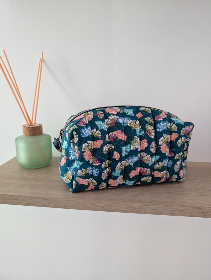 Trousse matelassée pour maquillage etc - photo numéro 3