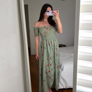 Robe fluide longue avec fente et motifs à fleurs 