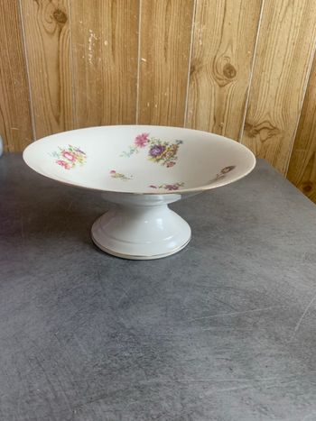 Presentoir à gâteau en porcelaine + autre