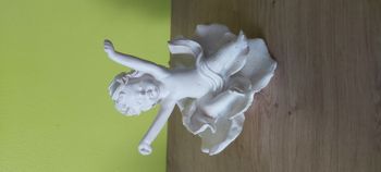 Ange sur rose figurine