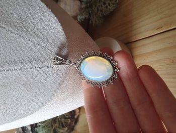 Collier à pendentif vintage avec une pierre d'opale