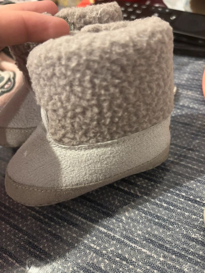 Lot Chaussons / chaussures bébé fille - photo numéro 2