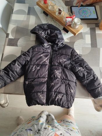 Manteau, un petit accroc qui a déjà été recousu