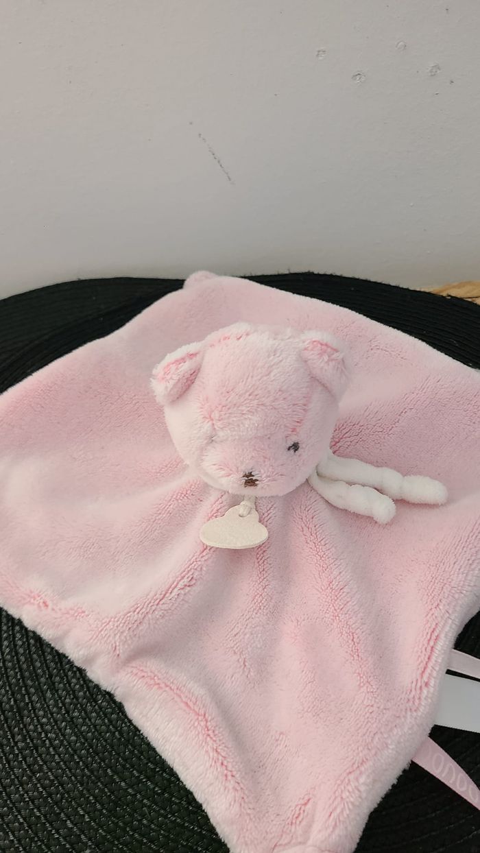 Chat plat rose j’aime mon doudou DOUDOU ET COMPAGNIE