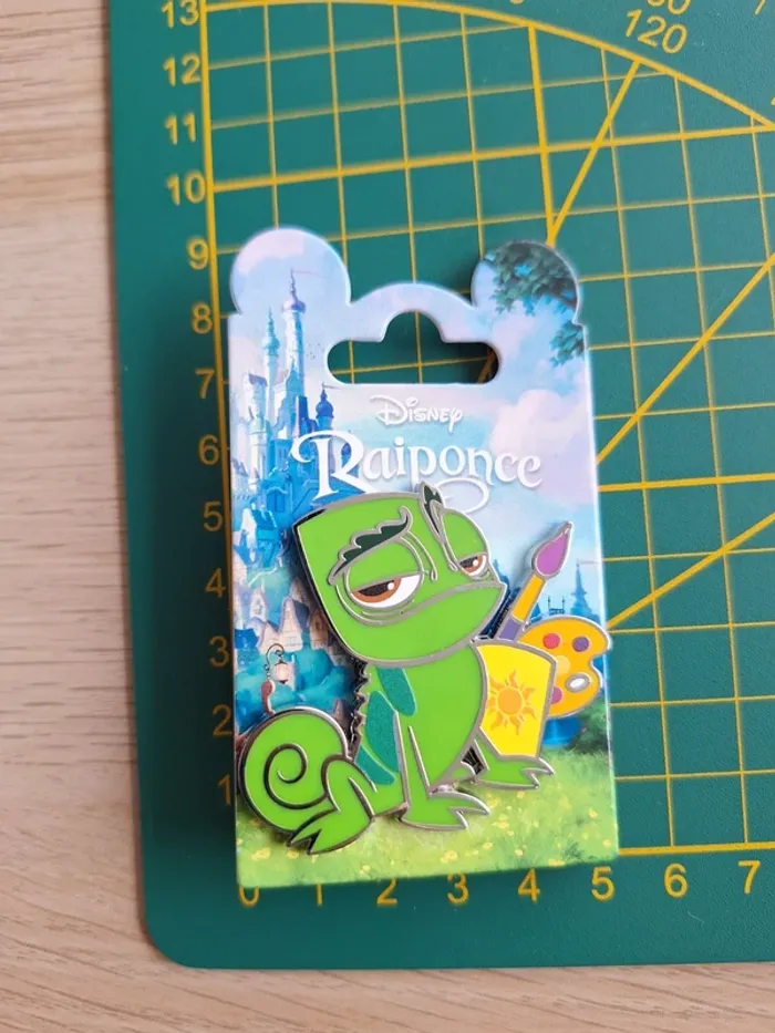 Pin's Disney Pascal de Raiponce - Neuf - photo numéro 3