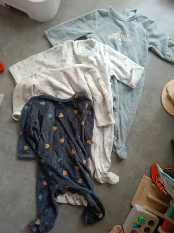 Lot de 4 pyjamas kiabi 12 mois velours bleus roses