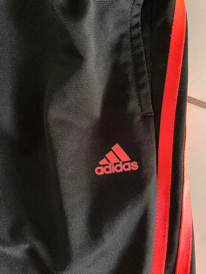 Pantalon Adidas femme noir – Bandes fluo orange – Taille 13-14 ans / 164 cm équivaut à un XS femme - photo numéro 2
