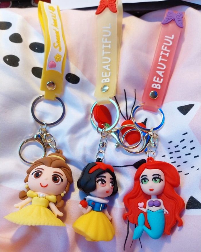 Porte-clés disney belle, blanche neige ou ariel