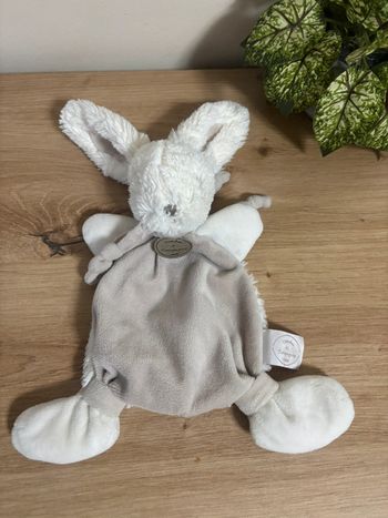 Doudou plat lapin blanc taupe les bonbons islande doudou et compagnie