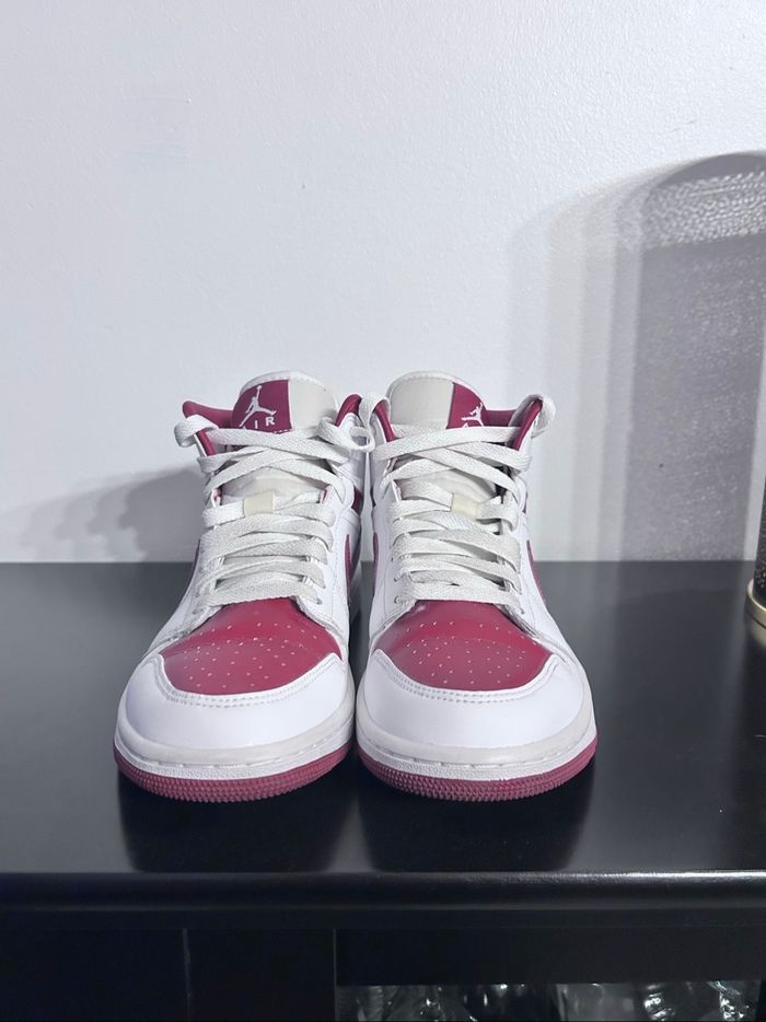 Air Jordan 1 Mid – Pointure 39 – Très bon état – Coloris bordeaux/blanc/noir - photo numéro 2