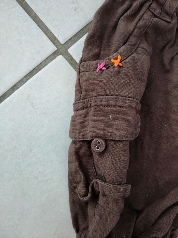 Joli petit ensemble tee shirt blanc et short marron. Bébé 6 mois - photo numéro 4