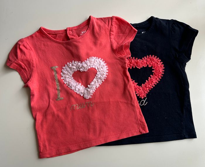 Lot de 2 Tee shirts Mum, Dad avec coeurs taille 2 ans - photo numéro 1