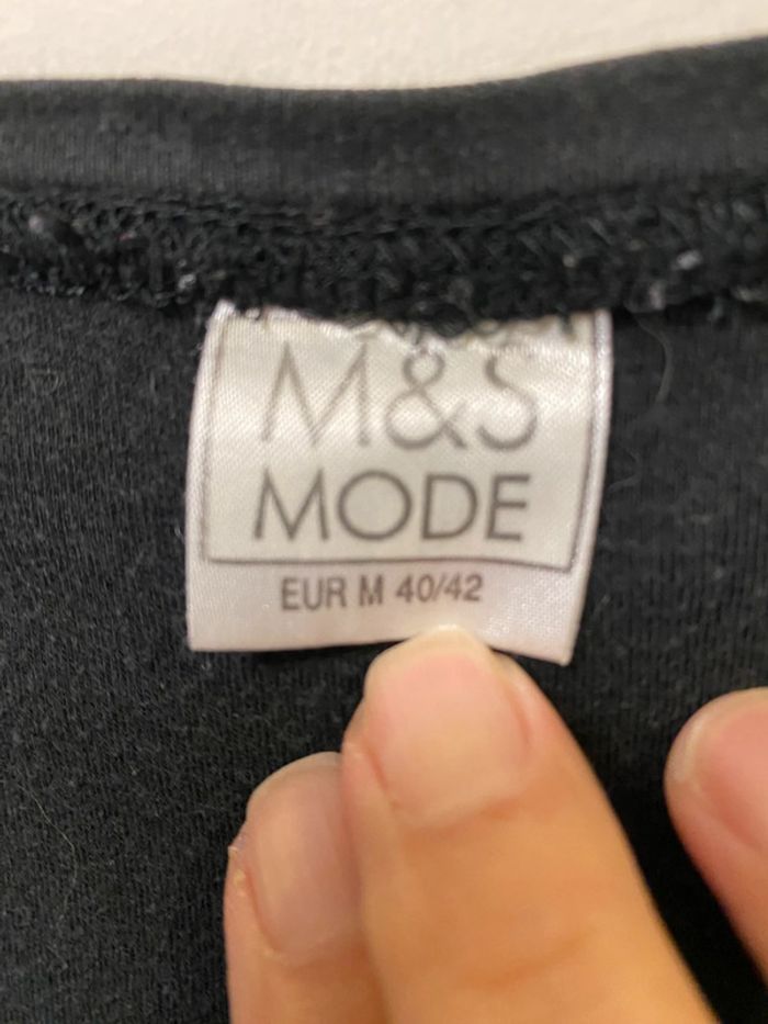 Joli haut noir à fleurs bleues M&S Mode taille 40 - photo numéro 3