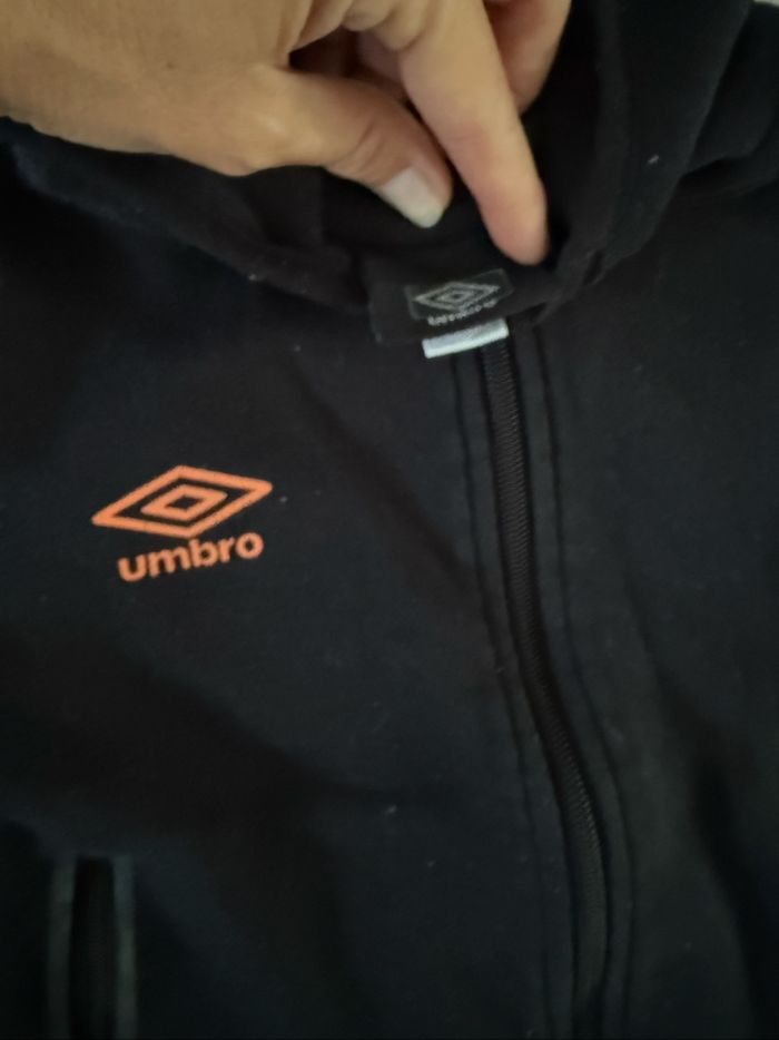Lot de 2 gilets noirs de marque Umbro et Puma taille 8 ans - photo numéro 5