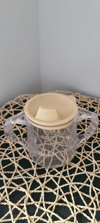 Tasse en plastique Dynamic Aids avec deux poignées