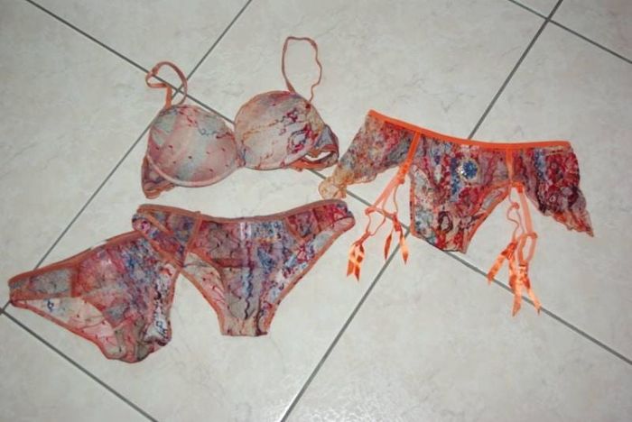 ensemble lingerie yamamay soutien gorge push up 90b + porte jaretelle M + slip string M