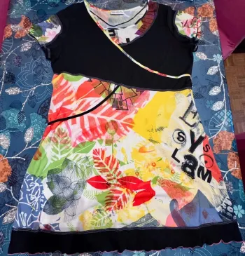 Robe NEUVE Esquises Taille 48